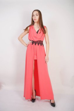 siyah dantel ile kırmızı akşam uzun elbise büyüleyici genç kız stüdyo beyaz bir arka planda duruyor