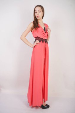 siyah dantel ile kırmızı akşam uzun elbise büyüleyici genç kız stüdyo beyaz bir arka planda duruyor