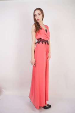 siyah dantel ile kırmızı akşam uzun elbise büyüleyici genç kız stüdyo beyaz bir arka planda duruyor