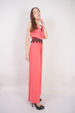 makyaj standları ve beyaz bir arka planda yüzüne dokunur olmadan büyüleyici genç kız