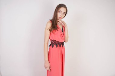 makyaj standları ve beyaz bir arka planda yüzüne dokunur olmadan büyüleyici genç kız