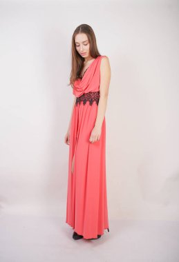 siyah dantel ile kırmızı akşam uzun elbise büyüleyici genç kız stüdyo beyaz bir arka planda duruyor