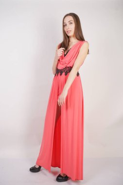 siyah dantel ile kırmızı akşam uzun elbise büyüleyici genç kız stüdyo beyaz bir arka planda duruyor