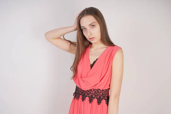 Γοητευτικό Νεαρό Κορίτσι Κόκκινο Βράδυ Μακρύ Φόρεμα Μαύρη Δαντέλα Στέκεται — Φωτογραφία Αρχείου