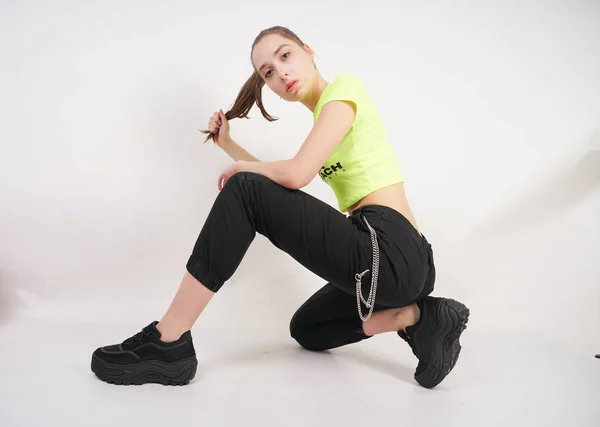 Schattige Kaukasische Tiener Meisje Groene Shirt Zwarte Sweatpants Met Platform — Stockfoto