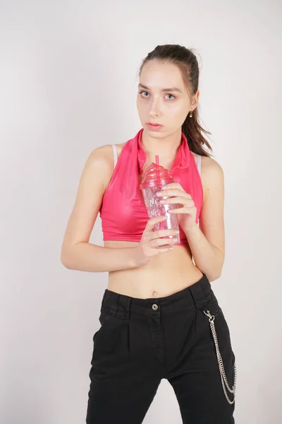 Ung Vakker Hvit Tenåringsjente Rosa Kort Tema Med Glass Vann – stockfoto