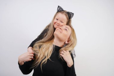 Beyaz arka plan üzerinde poz sevimli tür beyaz Sarışın Anne ve kızı. bir ebeveyn ve çocuk deneyimi sevgi ve sarılmak.