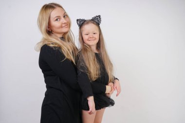 Beyaz arka plan üzerinde poz sevimli tür beyaz Sarışın Anne ve kızı. bir ebeveyn ve çocuk deneyimi sevgi ve sarılmak.