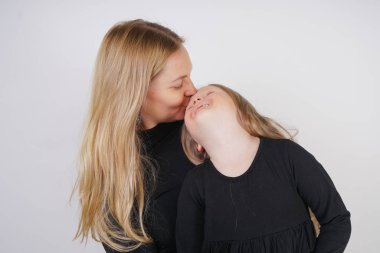 Beyaz arka plan üzerinde poz sevimli tür beyaz Sarışın Anne ve kızı. bir ebeveyn ve çocuk deneyimi sevgi ve sarılmak.