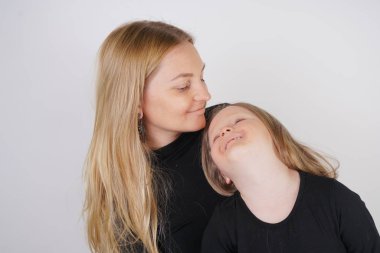 Beyaz arka plan üzerinde poz sevimli tür beyaz Sarışın Anne ve kızı. bir ebeveyn ve çocuk deneyimi sevgi ve sarılmak.