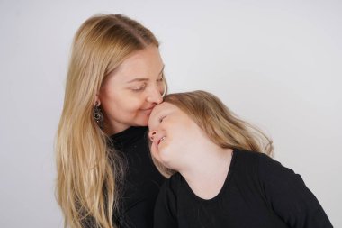 Beyaz arka plan üzerinde poz sevimli tür beyaz Sarışın Anne ve kızı. bir ebeveyn ve çocuk deneyimi sevgi ve sarılmak.