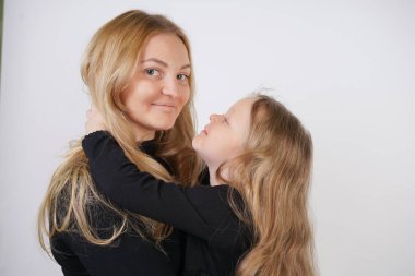 Beyaz arka plan üzerinde poz sevimli tür beyaz Sarışın Anne ve kızı. bir ebeveyn ve çocuk deneyimi sevgi ve sarılmak.