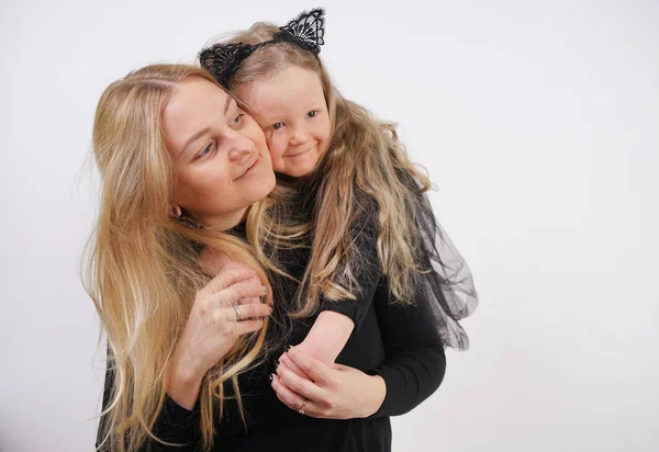 Bonito Tipo Caucasiano Loira Mãe Filha Posando Fundo Branco Pai — Fotografia de Stock