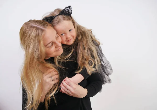 Bonito Tipo Caucasiano Loira Mãe Filha Posando Fundo Branco Pai — Fotografia de Stock