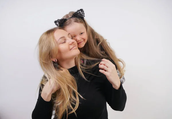 Niedliche Art Kaukasischen Blonde Mutter Und Tochter Posiert Auf Weißem — Stockfoto