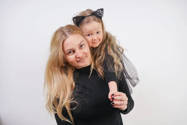 Söt Typ Kaukasiska Blonda Mamma Och Dotter Poserar Vit Bakgrund — Stockfoto