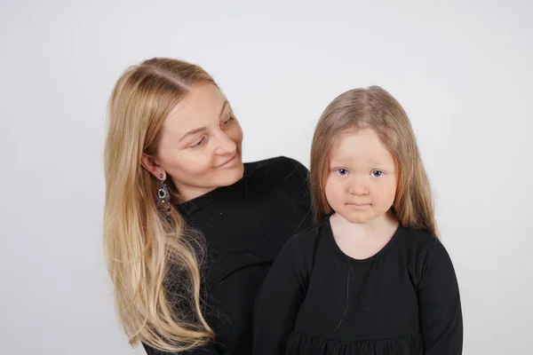 Bonito Tipo Caucasiano Loira Mãe Filha Posando Fundo Branco Pai — Fotografia de Stock