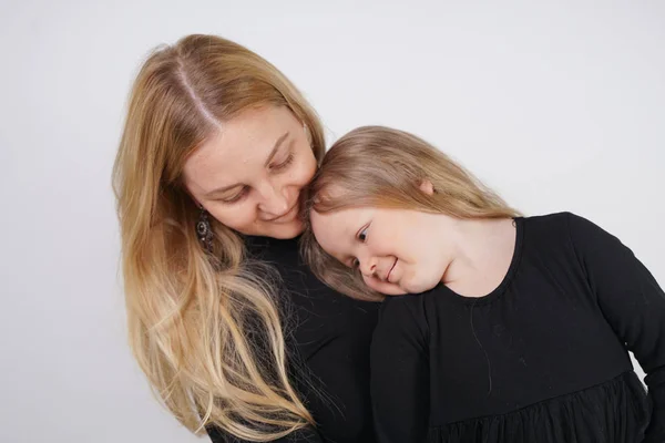 Bonito Tipo Caucasiano Loira Mãe Filha Posando Fundo Branco Pai — Fotografia de Stock