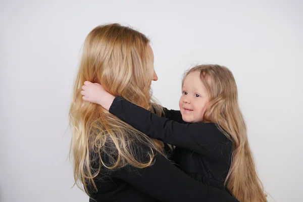 Bonito Tipo Caucasiano Loira Mãe Filha Posando Fundo Branco Pai — Fotografia de Stock