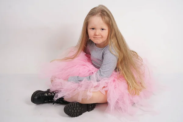 Malá Kavkazská Dívka Dlouhými Blond Vlasy Sedí Šedivém Tričku Růžové — Stock fotografie