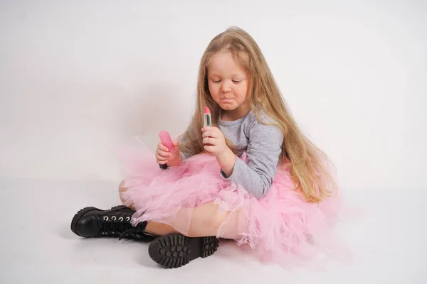 Little Caucasian Blonde Girl Sits Make Her Mother Pink Lipstick — Stock Photo, Image