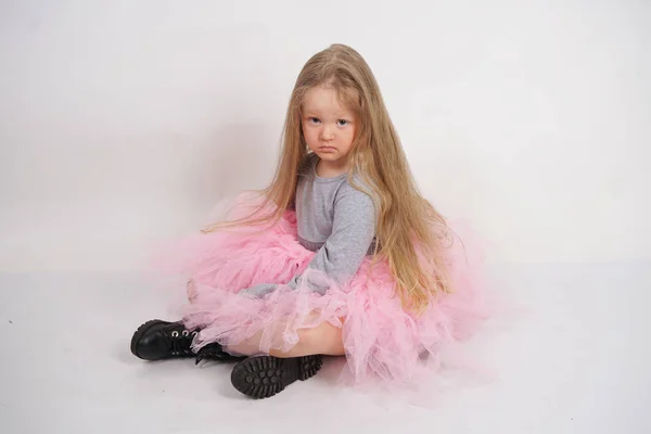 Malá Kavkazská Dívka Dlouhými Blond Vlasy Sedí Šedivém Tričku Růžové — Stock fotografie