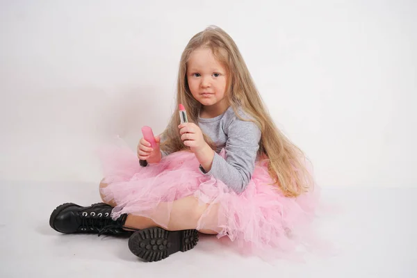 Malá Kavkazská Blondýnka Sedí Vydělá Růžovou Rtěnku Své Matky Chce — Stock fotografie