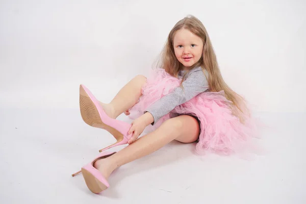 Uma Menina Loira Caucasiana Senta Veste Sapatos Salto Alto Mãe — Fotografia de Stock