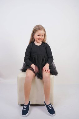 Studio beyaz arka plan üzerinde uzun saçlı sevimli bebek kız