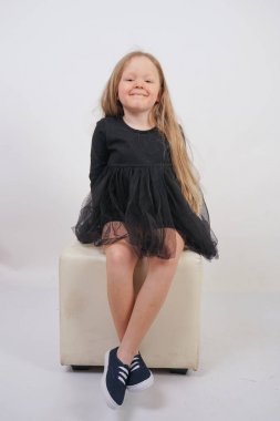 Studio beyaz arka plan üzerinde uzun saçlı sevimli bebek kız