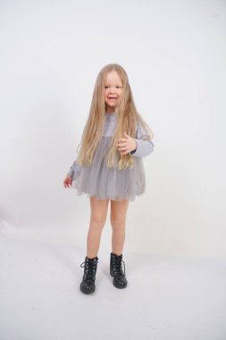 uzun sarı saçlı sevimli beyaz bebek kız stüdyo beyaz arka planda duruyor