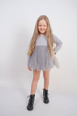 uzun sarı saçlı sevimli beyaz bebek kız stüdyo beyaz arka planda duruyor