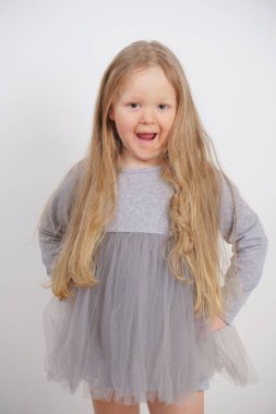 uzun sarı saçlı sevimli beyaz bebek kız stüdyo beyaz arka planda duruyor