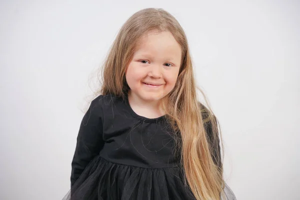 Studio Beyaz Arka Plan Üzerinde Uzun Saçlı Sevimli Bebek Kız — Stok fotoğraf