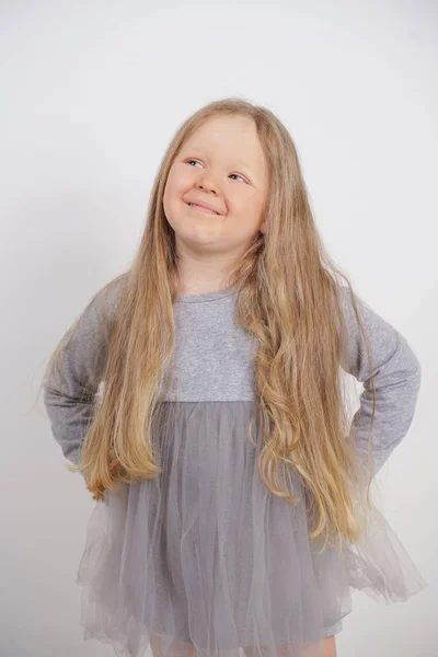 Мила Біла Дівчинка Довгим Світлим Волоссям Стоїть Білому Тлі Студії — стокове фото