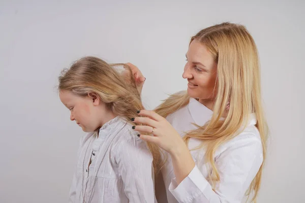 Mamá Hija Camisas Blancas Con Pelo Largo Rubio Posando Sobre —  Fotos de Stock