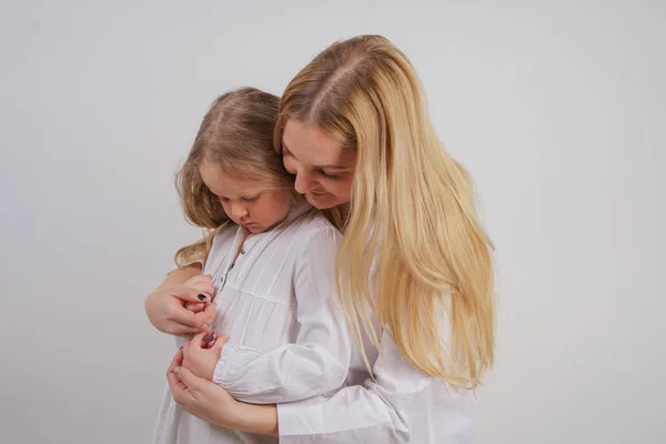 Mãe Filha Camisas Brancas Com Cabelo Loiro Longo Posando Fundo — Fotografia de Stock