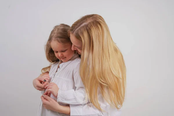 Mãe Filha Camisas Brancas Com Cabelo Loiro Longo Posando Fundo — Fotografia de Stock