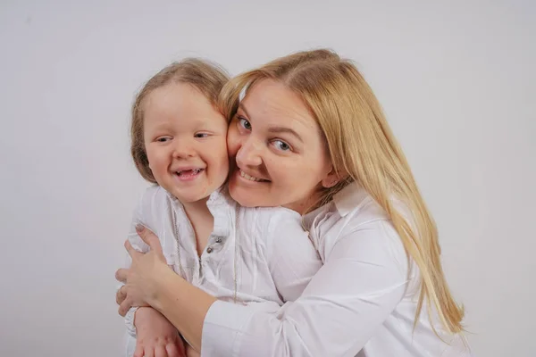 Mãe Filha Camisas Brancas Com Cabelo Loiro Longo Posando Fundo — Fotografia de Stock