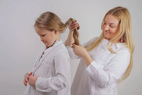 Mom Daughter White Shirts Long Blonde Hair Posing Solid Background — Stock Photo, Image