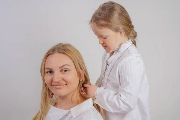 Mãe Filha Camisas Brancas Com Cabelo Loiro Longo Posando Fundo — Fotografia de Stock