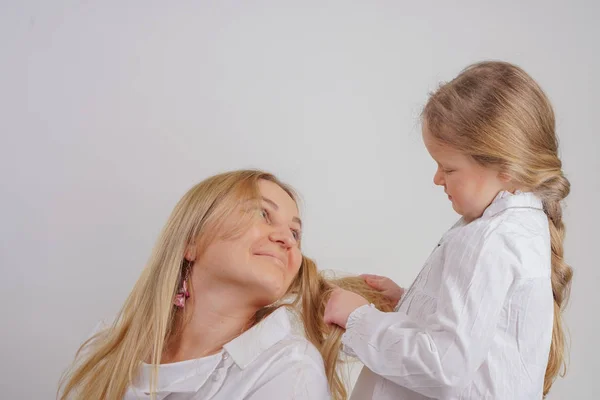 Matka Dcera Bílých Košilích Dlouhými Blond Vlasy Solidní Pozadí Studiu — Stock fotografie