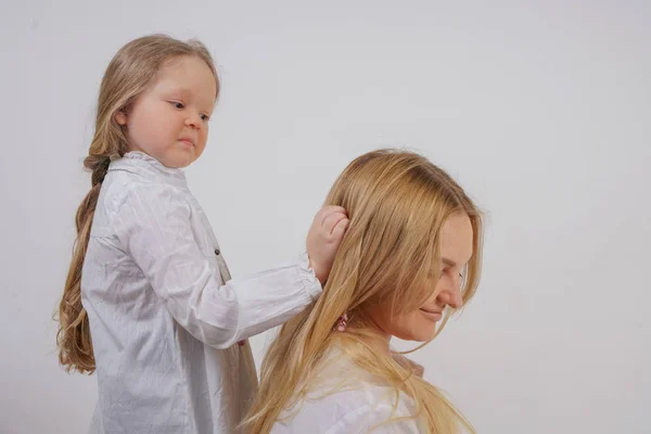 Mãe Filha Camisas Brancas Com Cabelo Loiro Longo Posando Fundo — Fotografia de Stock