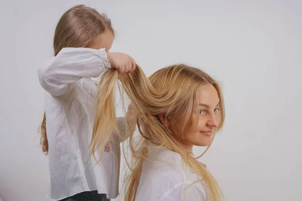 Mamá Hija Camisas Blancas Con Pelo Largo Rubio Posando Sobre —  Fotos de Stock