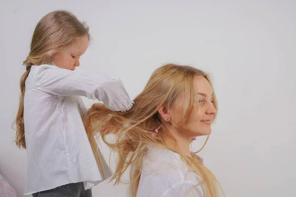 Mama Fiica Cămăși Albe Păr Lung Blondă Pozând Fundal Solid — Fotografie, imagine de stoc