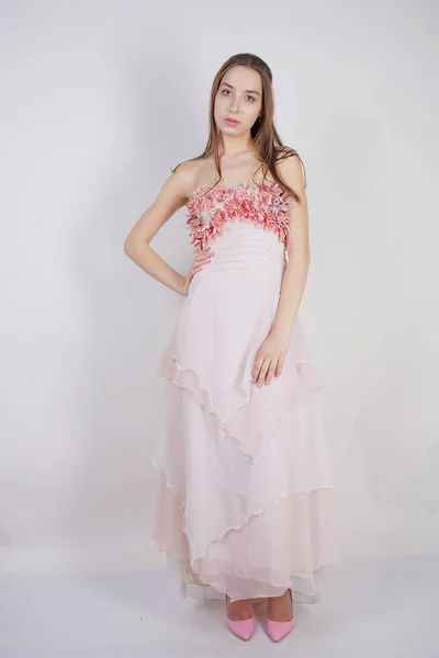 Okouzlující Mladá Kavkazská Dívka Stojí Růžovém Dlouhém Obleku Květinovými Plátky — Stock fotografie