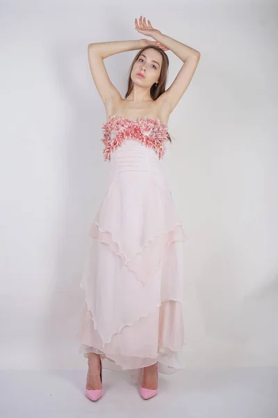 Чарівна Молода Біла Дівчина Стоїть Рожевій Довгій Випускній Сукні Пелюстками — стокове фото