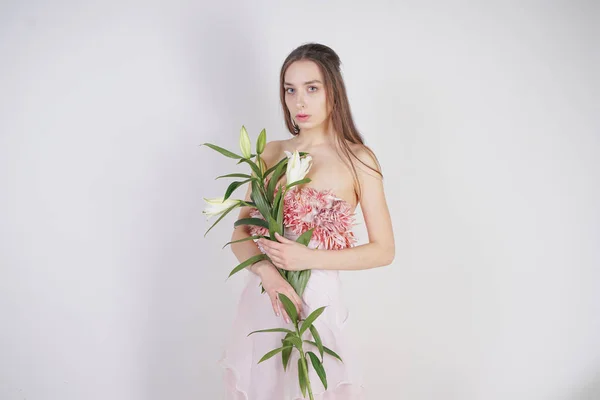 Okouzlující Mladá Kavkazská Dívka Pěkných Šatech Bujnou Květinu Dlaních Stojí — Stock fotografie