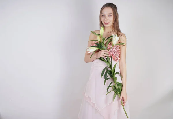 Encantadora Chica Caucásica Joven Bonito Vestido Tiene Una Exuberante Flor —  Fotos de Stock