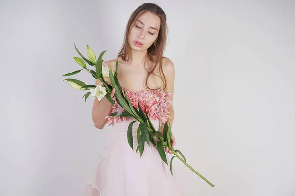 Okouzlující Mladá Kavkazská Dívka Pěkných Šatech Bujnou Květinu Dlaních Stojí — Stock fotografie